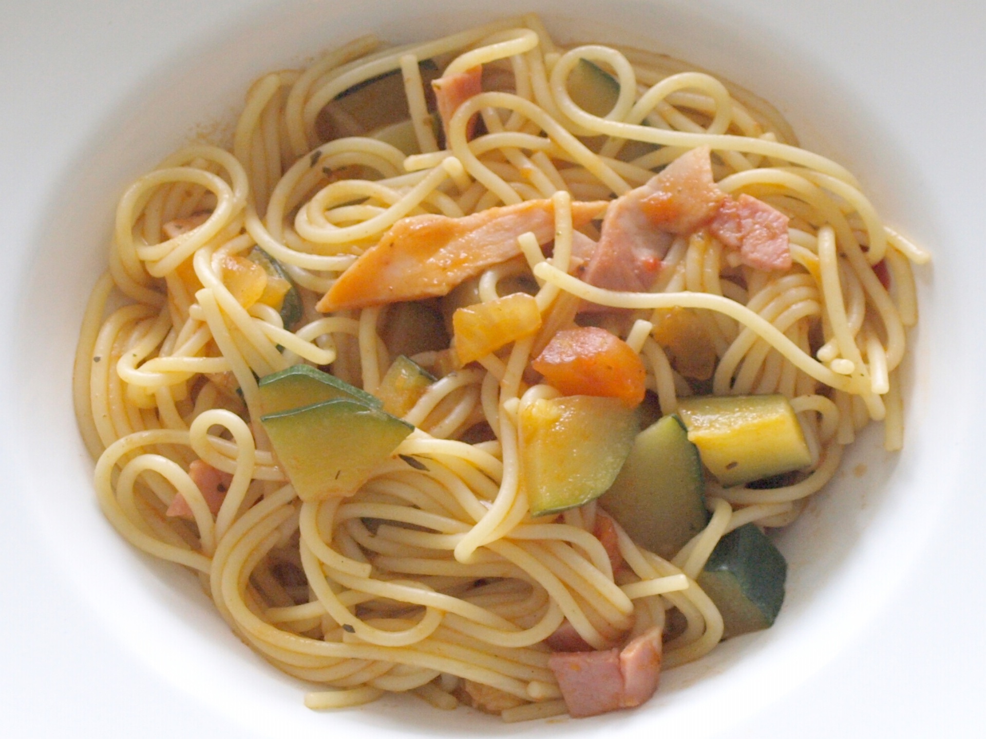 Spaghetti mit Zucchini, Schinken und Tomaten