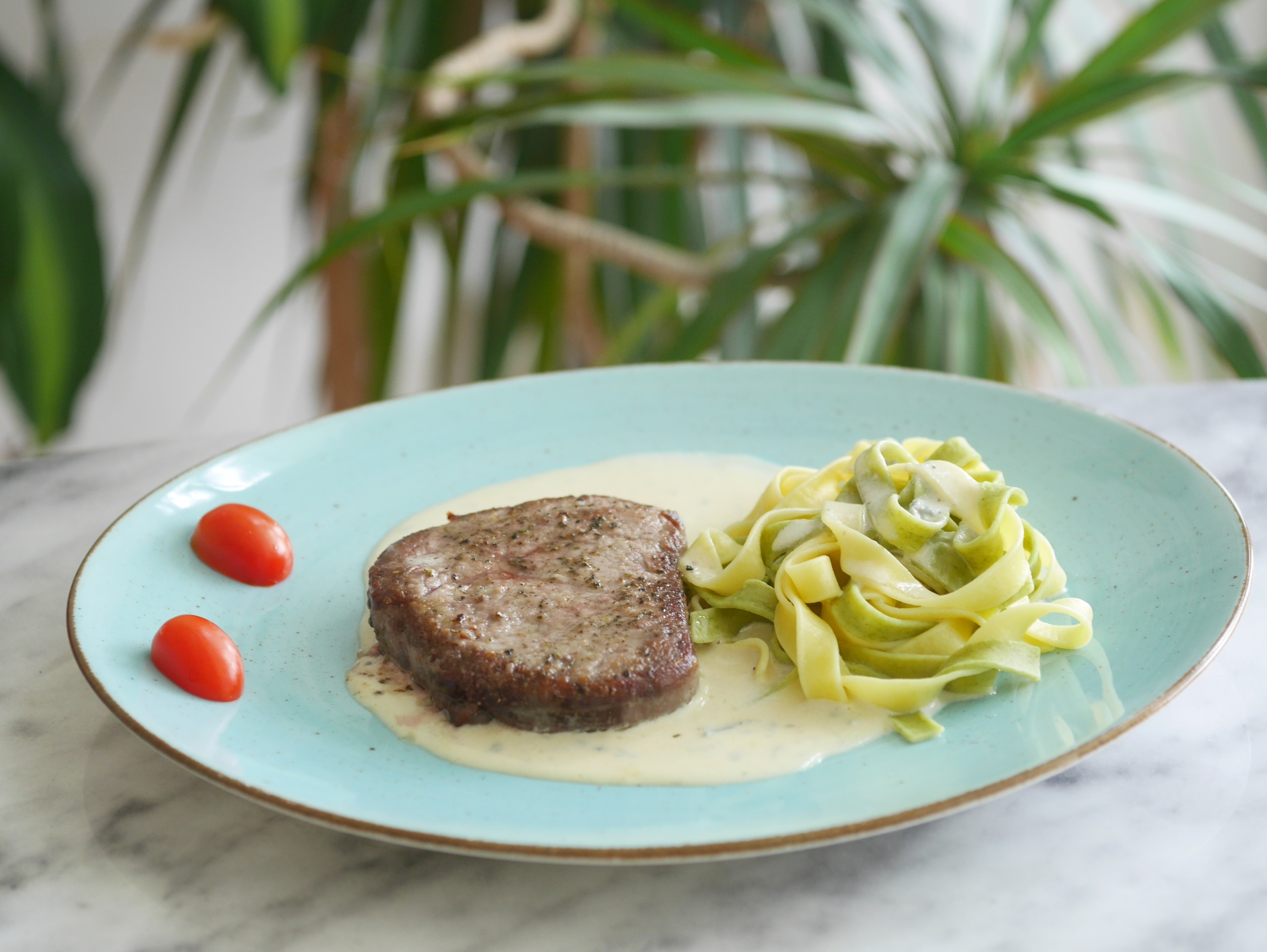 Ochsenfilet mit Gorgonzolasauce und zweierlei
              Tagliatelle