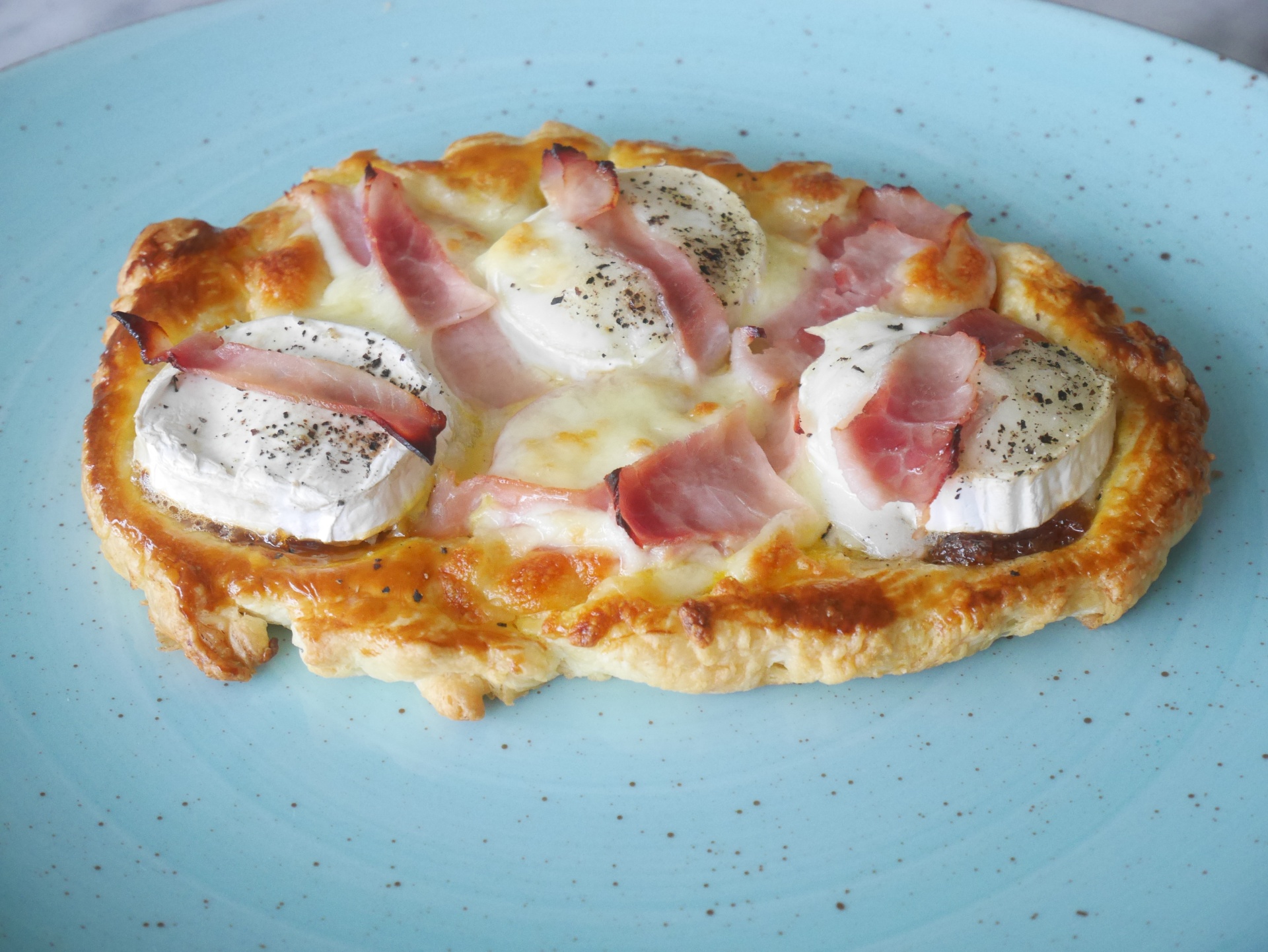 Bltterteigabschnitt mit Ziegenkse und
              berbackenen Tomaten