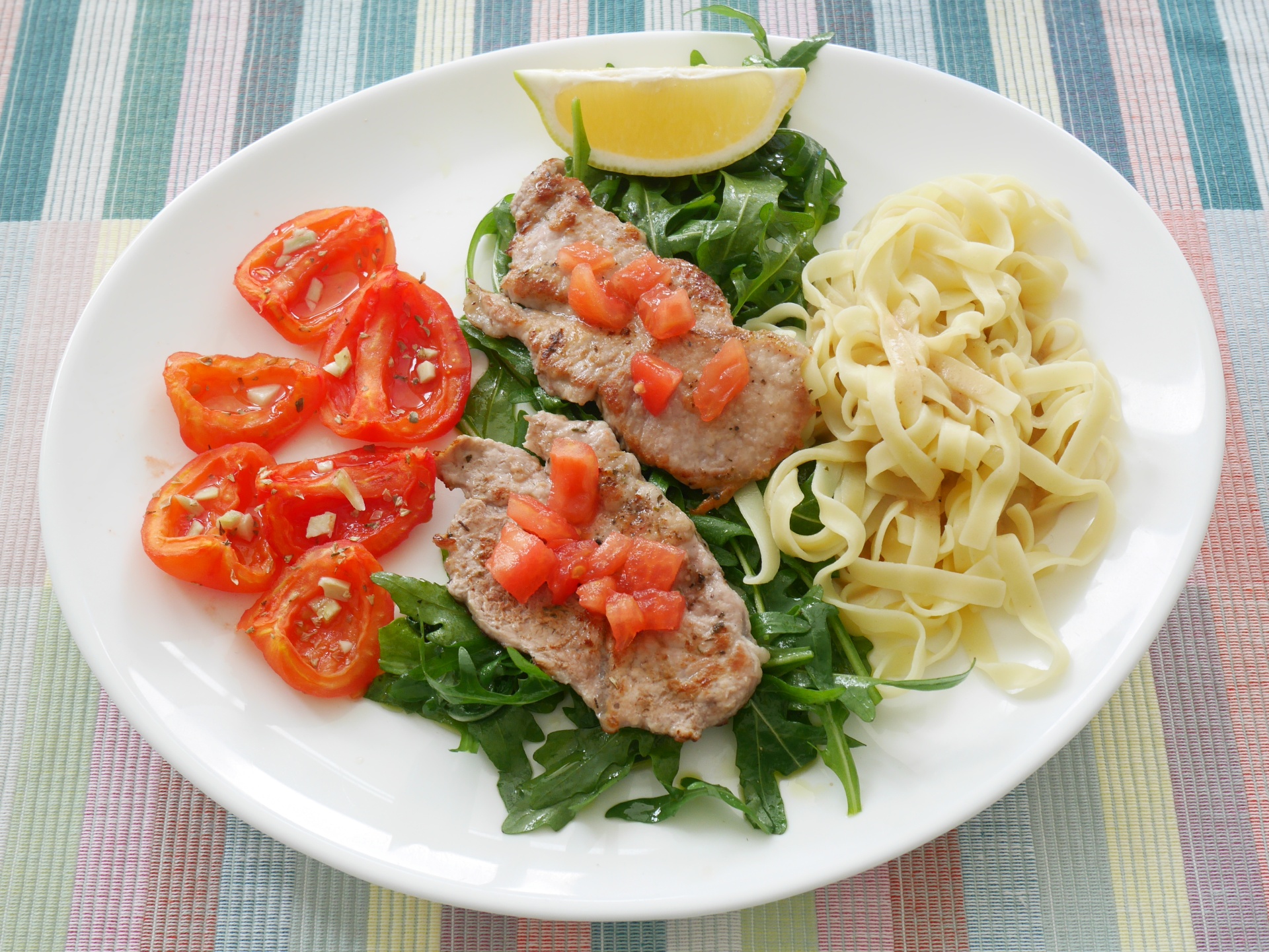 Kalbsschnitzel auf Rucola mit kandierten
              Tomaten