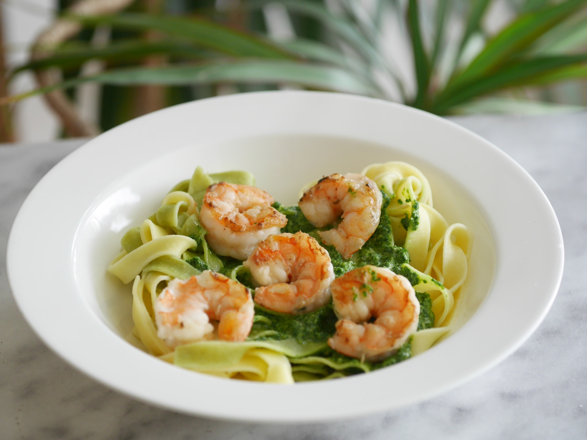 Zweierlei Tagliatelle mit Rucola-Pesto und
              Garnelen