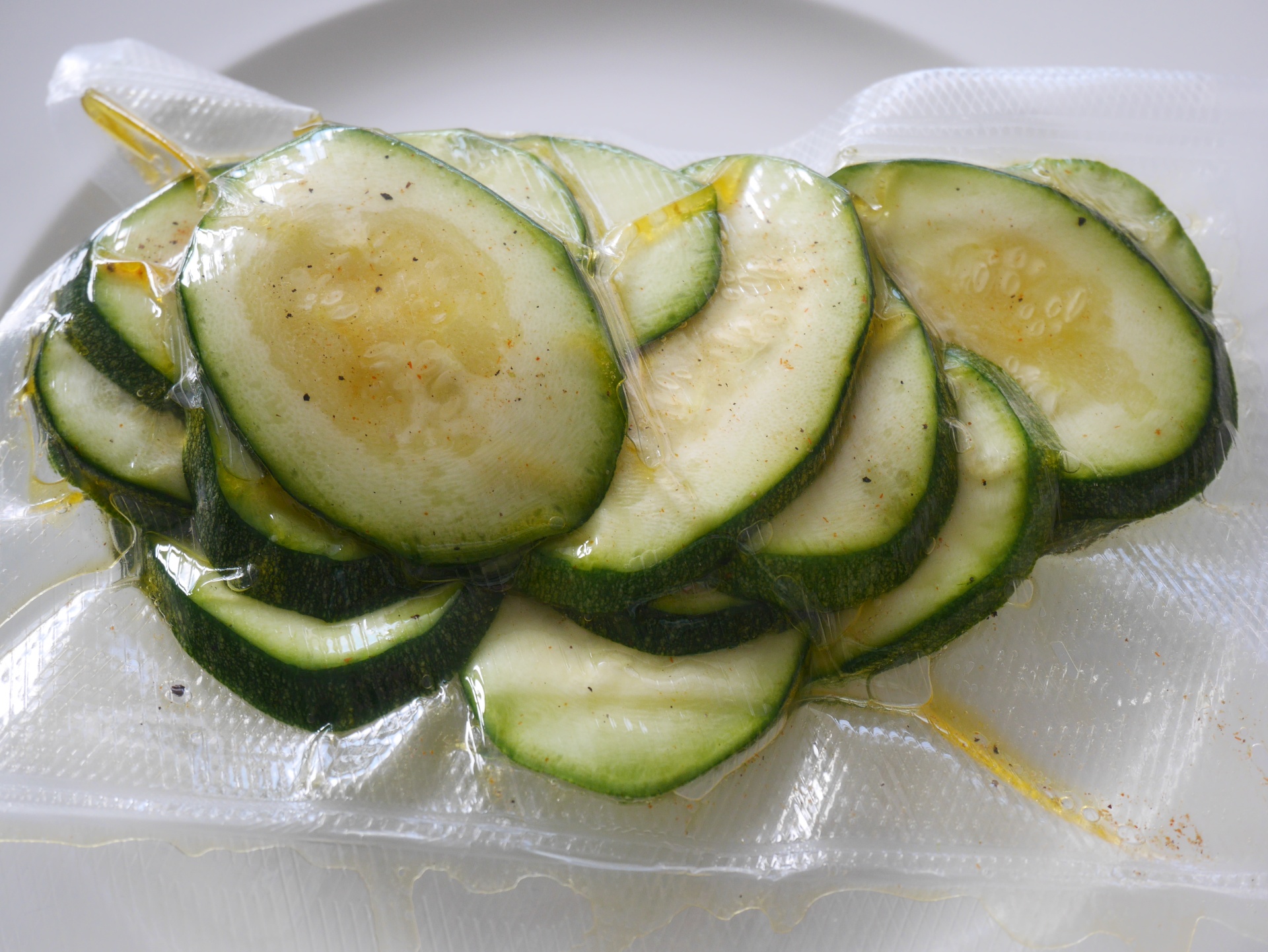 Zucchinischeiben im Beutel